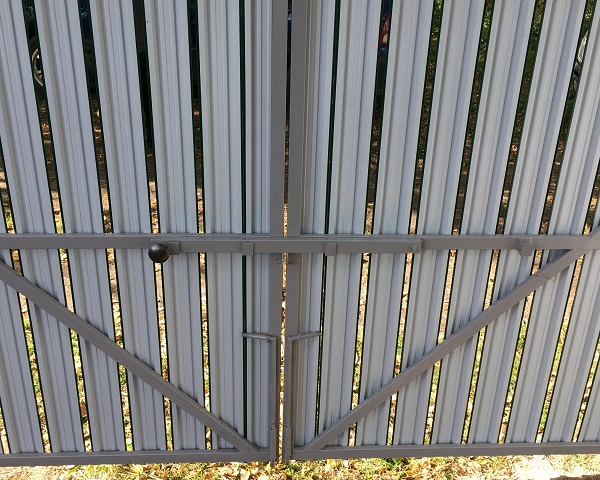 Ворота из металлического штакетника (евроштакетника) вертикально с зазором