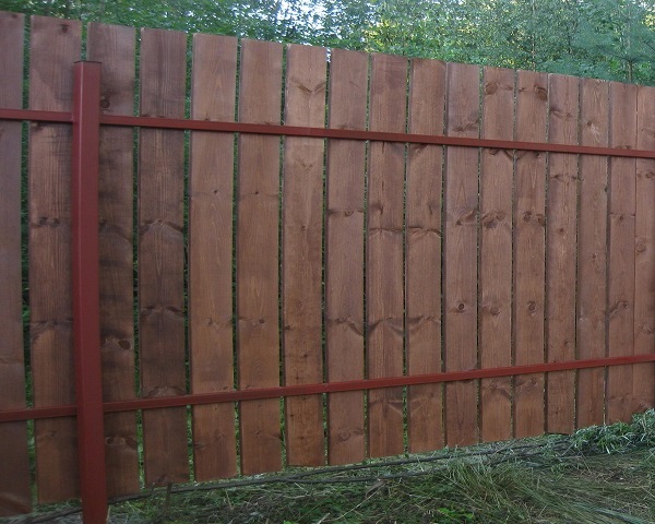 Забор из дерева вертикально